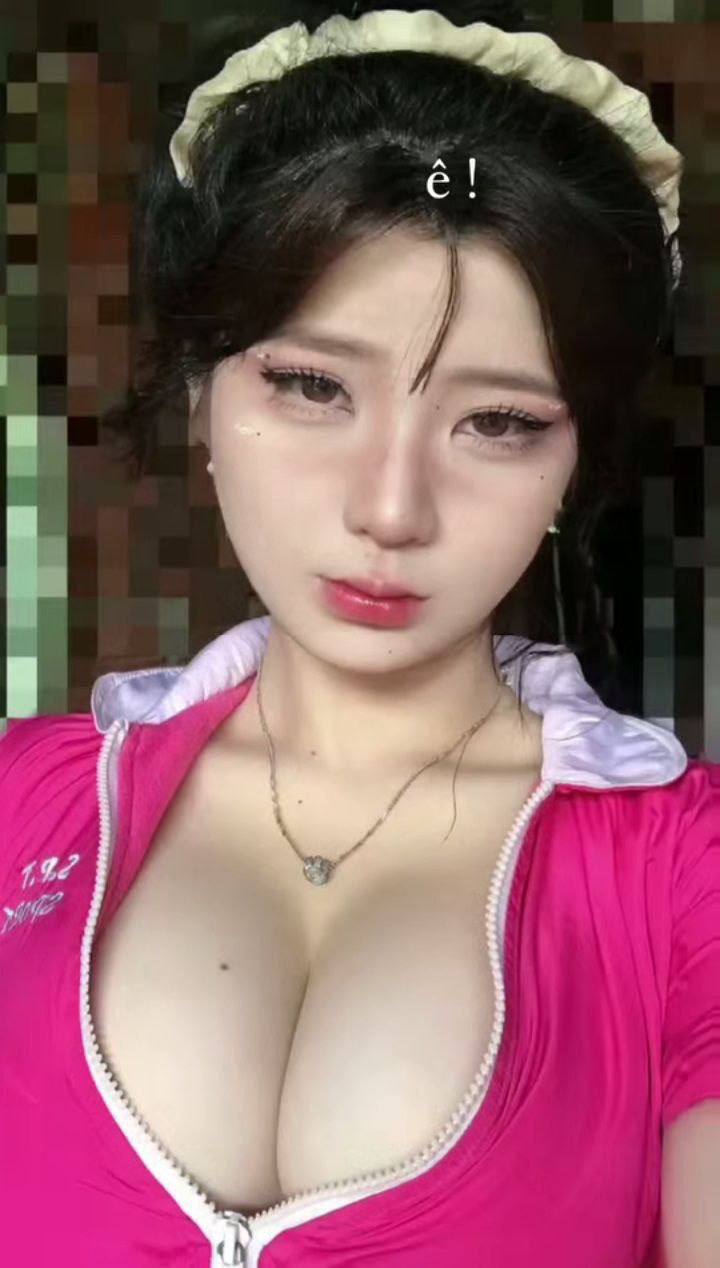 19 Cô bé Lolita khoe bộ ngực lớn và quầng vú hồng, mông to và âm hộ không có lông, cận cảnh âm hộ, đang tè vào bồn cầu để bạn xem, rất hấp dẫn